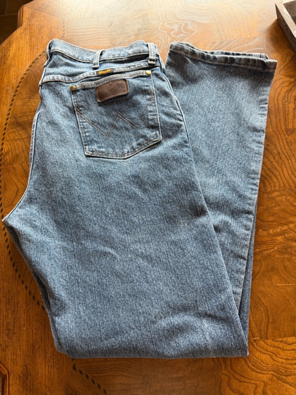 Wrangler Men's Light Blue Relaxed Fit Jeans 38x34 . Advanced Comfort